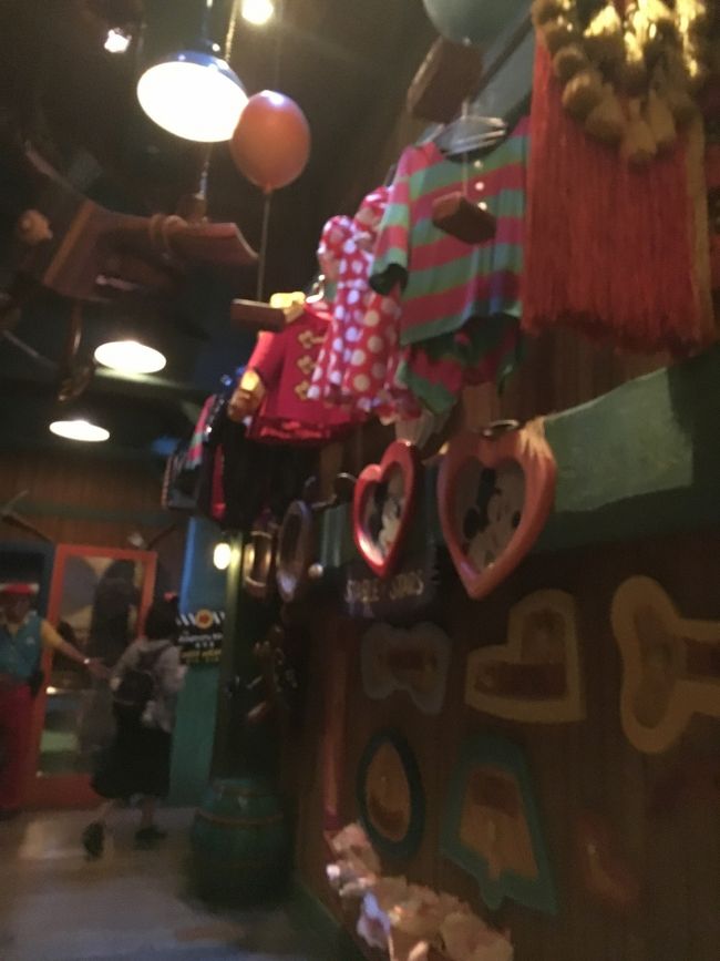 こちら、ミッキーの衣裳部屋。ここを抜けると家の裏手の庭に出て、撮影現場へ。<br /><br />