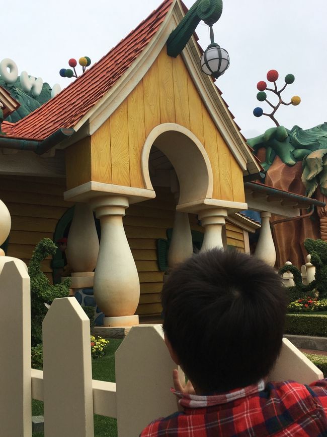 ミッキーの家を前にワクワク。<br /><br />ＳＵＮより私のほうがテンション上がってる？<br /><br />実は、ディズニーの回数はそれほど多くないものの、ミートミッキーは初めて。<br />ミッキーはパレード時に遠くから見る程度。<br /><br />本物のミッキーに会うのは初めて！！