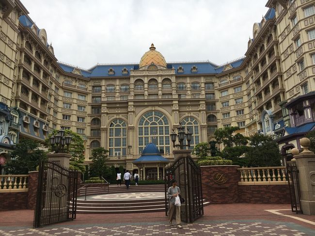 スーツケースをディズニーホテル前の東京ディズニーランド・ステーション下にあるコインロッカーに預けて身軽になったところでゲートへ。