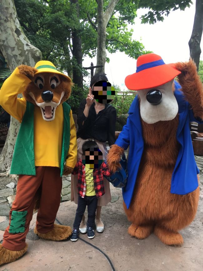 スプラッシュ・マウンテンの出たところではちょうどブレアベアと相棒のブレアフォックスが。<br /><br />一緒に　ハイ　チーズ　☆<br /><br />