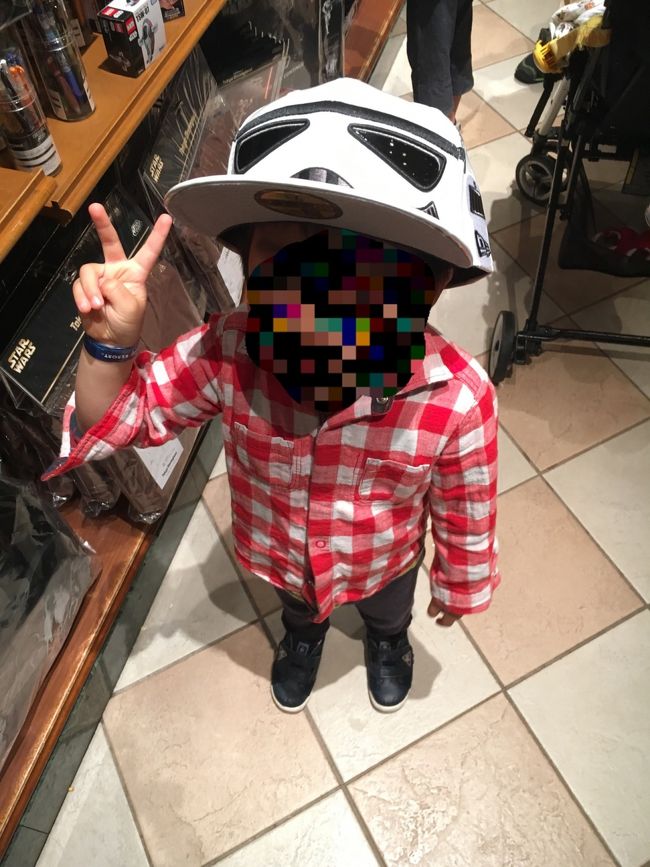 ホットドッグ食べたらお土産店をウロウロ。<br />これスターウォーズの帽子。<br />街中で被ってたらかなり目立つ☆<br /><br /><br />家族、親戚用のお土産を探すも、魅力的なおもちゃいっぱいで、おもちゃ売り場から離れようとしない。<br /><br />他の全然見れないじゃん～！！