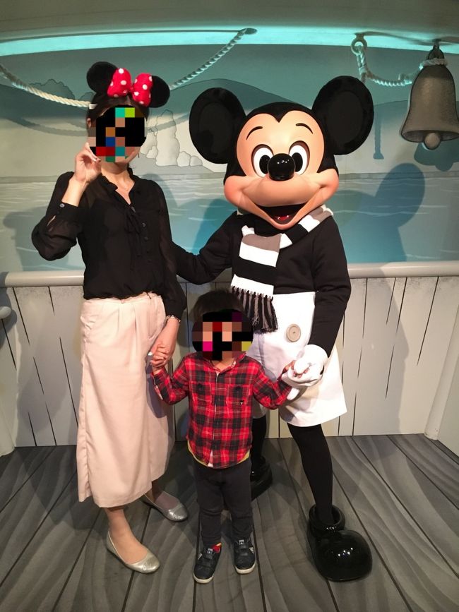 ミッキーに会えた～！！<br /><br />だけど、ＳＵＮは固まってる。<br />ミッキーがこっちこっちと手招きしてくれてハグもしてくれたんだけど、顔こわばってるし！<br />1枚だけ手持ちのカメラで撮影してもらえるんだけど、目つぶってるぞ～～(ーー;)