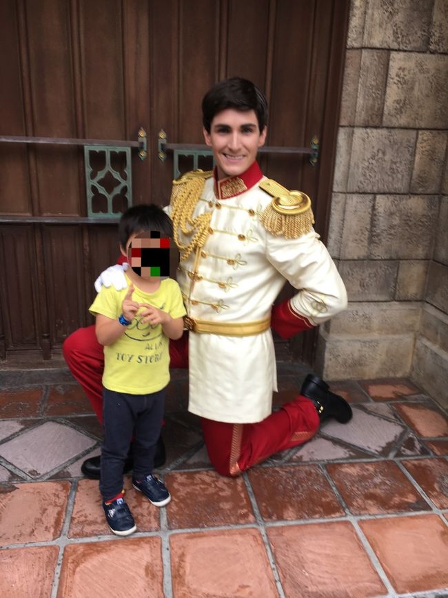 通路を出ると、ちょうど王子様発見～★<br /><br />皆さん、王子様を取り囲んでいて、どうやら写真撮影待ち。<br />ＳＵＮと一緒に王子様を見ていると<br /><br />「Hi, little Prince !」<br />と王子様がＳＵＮに手招きしてくれました。<br /><br />王子様、ちゃんと子供の身長に合わせて、膝をついてかがんでくれて、さすが～(^_-)-☆とっても素敵でした！！<br />ＳＵＮはちょっと緊張気味。<br /><br />とても良い思い出になりました。<br /> 