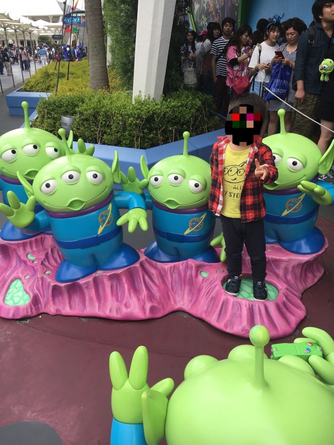 出たところに、リトル・グリーン・メン達が。<br /><br />私、トイストーリの中で一番好きなキャラ★<br /><br />ＳＵＮそこに立って～とカメラを向けるも、向かいのグリーンメンがカメラを持ってるものだから、そっちにハイチーズ！<br /><br />そっちじゃないよ～！