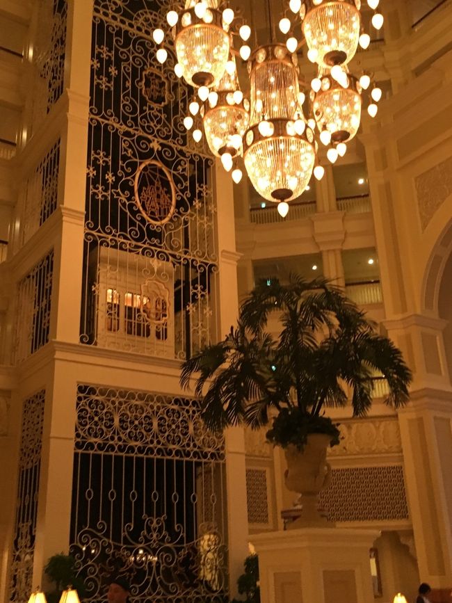 ディズニーホテルのロビー。<br />シャンデリアが素敵。<br /><br />いつかはここに泊まりたいな☆<br />
