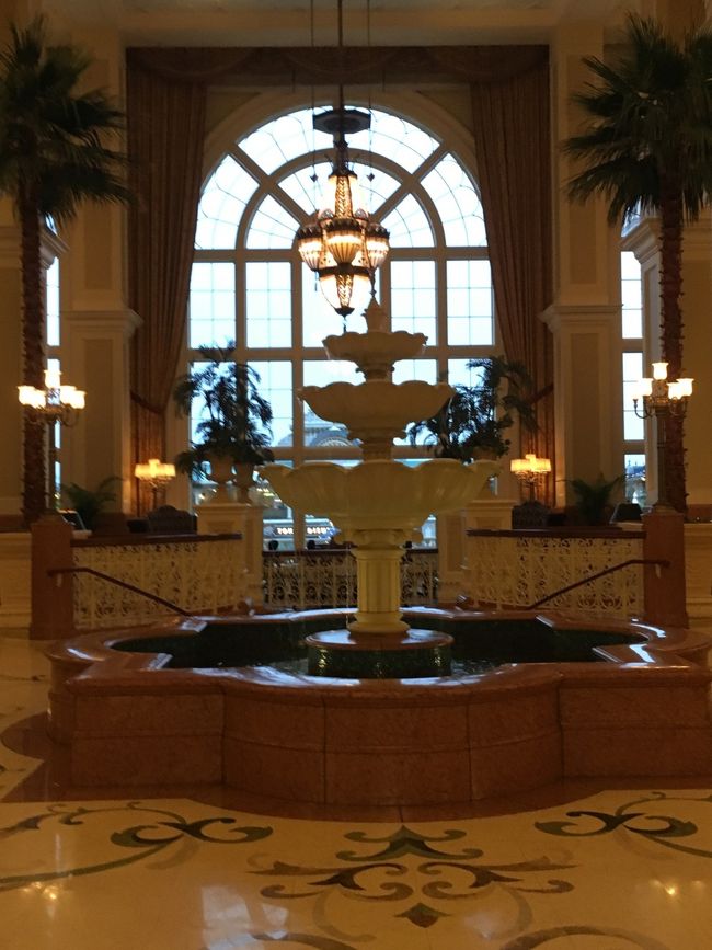 ランド出口のバス乗り場でも羽田行きのバスに乗れるのに、わざわざこのホテルに来たのには理由があって、ランドのバス乗り場は、シャトルバスの予約が出来ないからなんです。<br /><br />オフィシャルホテル、シーを経由してくるのでランド出口のバス乗り場だと乗れないこともしばしば。しかし、予約が出来ないので、乗れなかったら困る。。。<br /><br />その点、オフィシャルホテルではシャトルバスの予約が可能！<br />18：35分発を予約してあるので、ホテル3階のベルデスクでチケットを購入して、ホテル前のバス乗り場から乗りました。<br /><br />間違いなくバス乗車したいならこの方法がオススメ！！