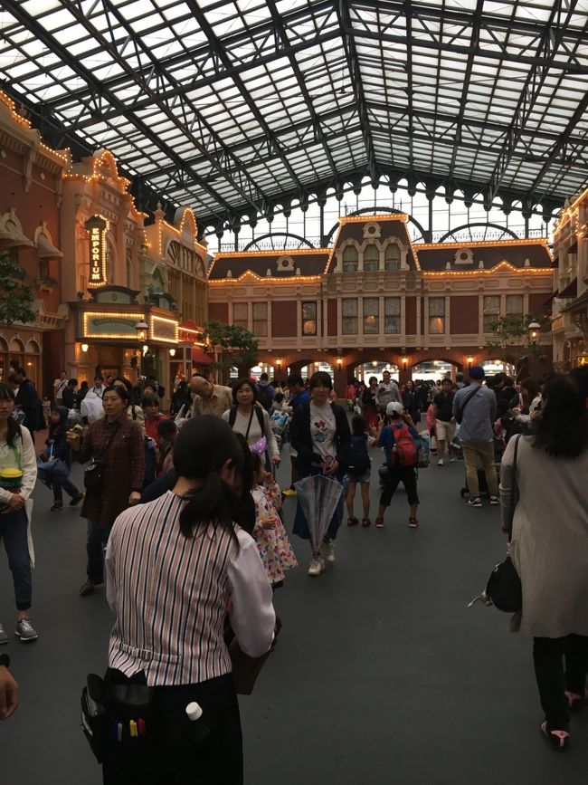 雨なので、ワールドバザール内は雨宿り＆お土産探しの人でいっぱい！！<br /><br />そしてカフェも人がいっぱい。<br />リフレッシュメントコーナーでホットドッグセットを買ってレジャーシートをひいて一休憩。本当、レジャーシートマストアイテムだわ！<br />