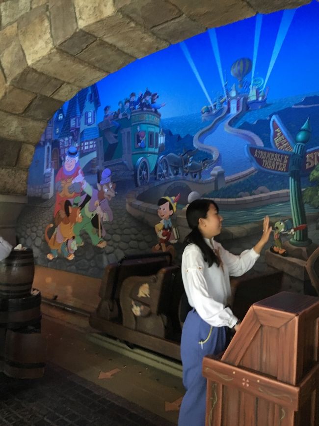 続いてピノキオ。<br /><br />ピノキオって子供用のお話だけれど、かなりシュール。<br /><br />アトラクションもそのお話どおりの展開で進んでいきます。<br /><br />この後、雨が激しくなってきたものの、アリスのティーパーティ（ティーカップの回転）と空飛ぶダンボに乗り、雨宿りをしにワールドバザール内に避難。<br /><br />