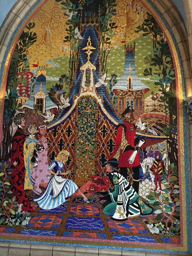 お気に入りの壁画がこちら。<br />モザイク画がとっても素敵！！<br /><br />この壁画ではないけれど、シンデレラがガラスの靴を落として逃げる絵は、パワースポットなんですって！その絵の中に、たった一つだけ宝石(水晶)が埋め込まれているところがあるんです。<br /><br />見つけられなかったので、次回は必ず☆☆