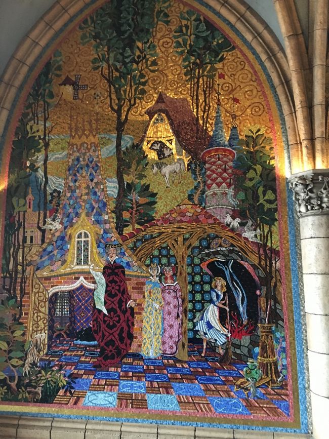 シンデレラ城の中通路を通ると５枚の壁画が!!<br /><br />この壁画、なんと一つ一つ石で作られていて、左から見て行くとシンデレラのストーリーになってる。