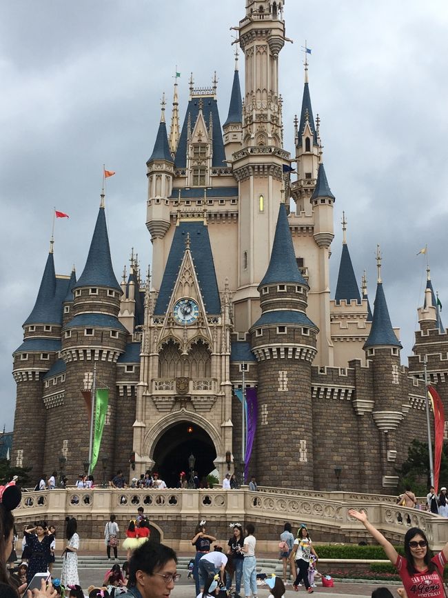 インパしてから、ＦＰ取りに急ぎ足でクリッターカントリーに向かい、そうこうしてたら肝心のシンデレラ城をちゃんと見ていなかった。。。<br /><br />と言うことで、シンデレラ城へ。<br />皆、城をバックに撮影タイム！！<br /><br />