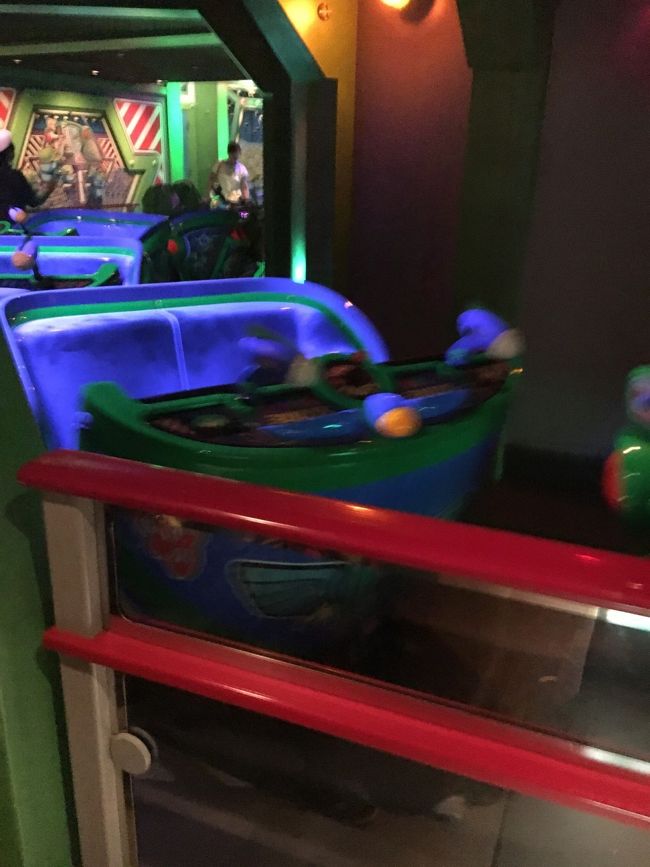 サクサク進んで、すぐに乗り物の前まで来ました。<br /><br />今月に行った鈴鹿サーキットのシューティングゲームでは、反応いまいちだったので、楽しむか微妙だったけど、そこはさすが！！トイストーリ仕様で、楽しかったみたい（*^_^*）