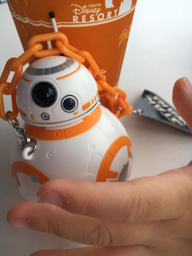 急いでバス・ラストイヤーに乗りに行かないと。ファーストパスの時間が12～13：00なのにすでに12：50分。<br /><br />慌ててるのを横目に「喉渇いた～」と。<br />急いで買ったカルピスに、なぜか追加で買わされた新ドロイド”BB-8”（グミ入り）<br /><br /><br />けどＳＵＮ、新ドロイド”BB-8”知っているのかい？？