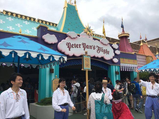 パレードが終わると皆さんすみやかに退散～。<br /><br />場所取りから近いピーターパンのアトラクションへ。<br />確か待ち時間は30分ほど。<br /><br />抱っこ抱っこ～と言い出すので、抱っこして待っていると、<br />なんと乗る寸前で寝ちゃいました。すごいタイミング！！<br />眠たかったんだね！<br /><br />寝たＳＵＮを見て、すかさずスタッフのお姉さんが声をかけてくれました。<br />どうやら、子供が待ち時間中に寝てしまった場合、一度退場して子供が起きたら、退場した場所に案内してくれるそう！！<br />ありがた～いサービス☆☆<br /><br /><br />1時間ほど近くのベンチで昼寝をさせて、名前を告げたら乗り場の一番前まで案内してくれました！<br /><br /><br />