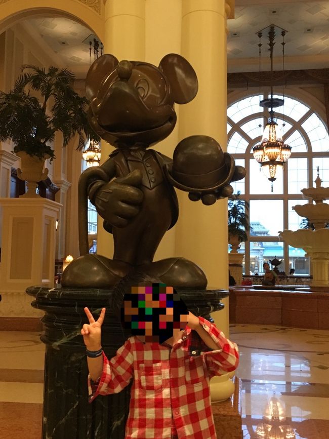 バスを待つ間、ロビーでお出迎えのミッキーとパチリ★