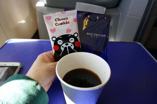 今回だけかな～と淡い期待を込めてコーヒーを頼んでみると・・<br /><br />やっぱりくまモンクッキー・・<br /><br />それにおかき・・<br /><br />コーヒーにおかきは合わんでしょーー