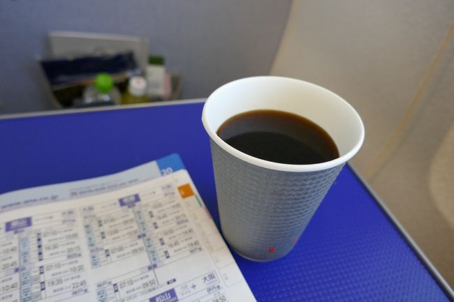 続いてコーヒー。<br /><br />もうおなかタプタプ・・<br /><br />そんなこんなで約2時間のフライトを終え、関空へ・・