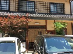 昼すぎに市街地に戻って来ました。
最初に行ったのがこの店「こ○つうどん店」。インフォメーションセンターのスタッフお勧めなので行ってみました。
しかし、入るなりホールのおばさんが横柄な応対。一人なのでカウンターに通されたのは良いとして、先客の食器が片付けてありません。席に着くと人気の「大町黒部ダムカレーうどん」は売り切れだよと悪気もなく宣う。
第一印象から気分が悪かったので、これ幸いと出て来ました。２度と行くことはないでしょう。