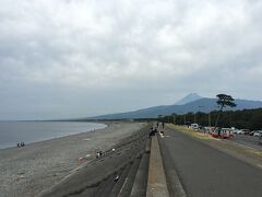 ■海岸の景色は最高

海岸に出てみると、曇り空ながら富士山が綺麗に見えて最高の景色だった。