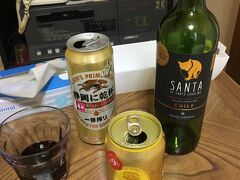 ■飲み過ぎ…

朝起きて朝飯の前に、残ったワイン、グラスに一杯とハイボール濃いめ一本を飲んでしまった…
これが後で問題に…