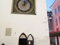 聖霊教会、ずっと場所がわからなかったのに、ここだったのかぁ…。（なんでわからなかったんだろう…）

「この大時計は1684年製、タリンで最初に取り付けられた公共の時計である。」

歩き方より。