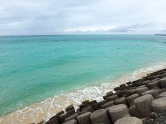 どこかのサイトで知った、下地島空港の脇です。
引き続き残念な空模様ながら、海はとっても綺麗でした。