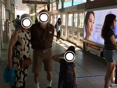 MRTにのり忠孝復興站へ。

いつもいつもの事ですが、子供がいるとみなさん席を譲ってくれます。
ほんとに優しい国民性。
見習わなければ！