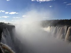 水煙が上がり、谷底が全然見えない。

自然の偉大さ人間の小ささを感じながら、ただただ水の落ちる音を聞いていた。

なかなかこの場から立ち去れなかった。