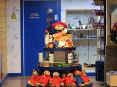パディントン（Paddington）駅構内にはクマのパディントングッズのお店が入ってます。
パディントン、そんなに愛おしい瞳で見つめないでおくれ。
趣味でもないのに買っちゃいそうだよ（笑）