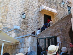 城壁への入口。
階段が狭いので１列で上ります。
