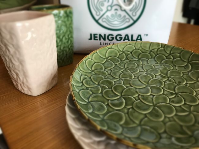 ジェンガラでは、湯のみとお皿を購入★<br />持ち帰りは絶対手荷物で...<br /><br />合計4点で、日本円6700円ぐらいだったかな。<br /><br />ちなみに、ジンバランタクシーをチャーターしてバリコレクションに行きました。<br />だいたい3時間ぐらいだった、そして1時間120000ルピアでチャーターできるため、日本円にして3000～4000円くらいで行けたかと。