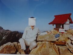 大天井岳頂上（左隅に槍ヶ岳）