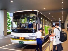 金曜日、17:30に新大阪駅バスターミナルから三次駅行きの高速バスに乗りました。