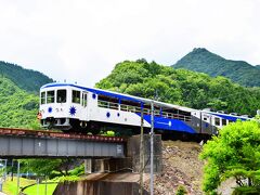 備後落合駅に着いたのは12:39でした。出雲市駅を出てから約4時間が経とうとしています。次の電車は14:37の芸備線です。だいぶ時間があるので、備後落合駅の近くで、おろち号を見送りました。