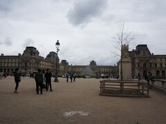 ルーブル前を通る。
ピラミッド入り口はやっぱり大行列。

昨日見たので通るだけ～