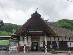 湯野上温泉駅にも立ち寄ってみました。
以前は、全国で唯一のかやぶき屋根の駅舎だったんだそうですが、その後どこかにもかやぶき屋根の駅舎ができて、今では唯一ではなくなったんだとか。

なお、駅舎に向かって左手の道を降りて行くと、無料の駐車場があります。
２０台くらいは停められそうでした。