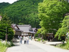 続いては、下郷町きっての観光地、大内宿を訪ねました。
大内宿の駐車場は料金がかかり、乗用車であれば１回300円です。
駐車場から集落までは徒歩３分程度です。