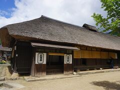 大内宿の入り口にある三澤屋さん。
ネギを１本まるまるお箸代わりに使って食べるネギ蕎麦が有名です。
お昼時ではなかったので、今回はスルーしました。
いつかは、挑戦してみたいな。