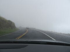 さて、この日はハレアカラの山頂までドライブしてみることにしました。高度が上がるにつれ徐々に雲の中に突入。視界が悪くて運転もひと苦労。
