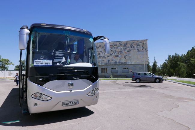 アフラシャブの丘に到着しました。<br />バスは冷房が効いていで快適でしたが、日本の観光バスのような冷蔵庫は無かったです。