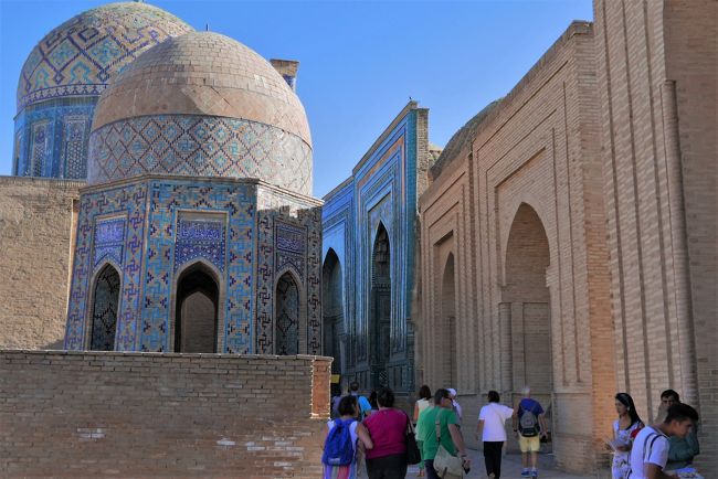 振り返って見た八角形の廟です。