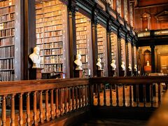 トリニティカレッジにて世界最古の書「ケルズの書」を見学。
とても繊細で綺麗なも文字でした。撮影禁止のため写真はありません。
http://www.tcd.ie/