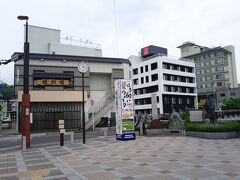 お天気が悪くて風景写真はイマイチだったけど、
小雨がまた良い風情だった。飯坂温泉駅前。