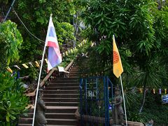 Khao Hua Jock Chediという寺院がてっぺんに建っていた。
道の端に原付を停めて階段を上がってみる。