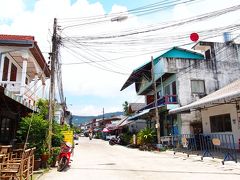 Uターンして100ｍも走らない内に景色は一転。
地面は濡れていないし、雨合羽を着ているのは西から走ってきた人だけでこちらは雨が降ってないらしい。
スコールで1時間も足止めを食らってバカみたいな気分になった。
予定がリセットされたため、今日の予定を練り直すべくメナムビーチへ。
夜はにぎやかなのかも知れないけど日中はいつ訪れても閑散としていて静か。
