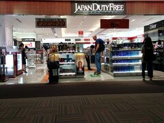 出国手続きを済ませてからのJALのデューティフリーです。
JALクーポンを持っているので使おうと思ったのですが、買うものがない。
お酒なんて、昔と違って随分と種類が酸くなっていますね。
ここ１年位はデューティフリーで買い物をする事はなかったので、変化に驚きです。
ネットでなんでも買えるので、デューティフリーショップもかつての賑わいは無いのですね。