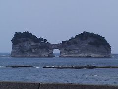 円月島

島の中央に円月形の海蝕洞がぽっかり開いていることから「円月島」と呼ばれ親しまれている。春分・秋分の時期には、中心部の穴を通して夕日が見える。