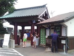 崎の湯

万葉の昔から「湯崎七湯」の中で唯一残っている歴史ある湯壷。白浜にいい温泉があると広めたのは、有間皇子である。

口コミで、「覚悟して入らないといけない」と書いてあったので、覚悟して入る露天風呂とはどのようなものか、と興味深々で訪れた。

雄大な太平洋が間近にせまる露天風呂で、湯船から海までは約10mほどなので、岩に打ち寄せる波を感じながらの入浴となる。

女湯の方はどのようになっているのか、分からないが、男湯の方は、衝立もなく浜辺で全裸になっているような開放感（？）を味わえる。海中展望台、隣のホテルシーモアから双眼鏡があれば覗けるのでは？

入浴料は500円で、タオルは200円。ついては、タオル持参をお薦めします。なお、石鹸、シャンプーは使用できない。