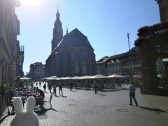 コルンマルクト広場からマルクと広場へ歩きます。

日差しがきつくて(;^ω^)、帽子は必須でした。
聖霊教会が見えます。
