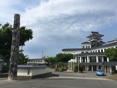 こちらは田舎館村役場。
天守のてっぺんが展望台になっていて、こちらから田んぼアートを楽しむのだそう。